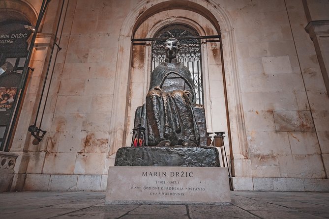 Dark Tales of the Old Town - Old Town: from famous sights to narrow lanes