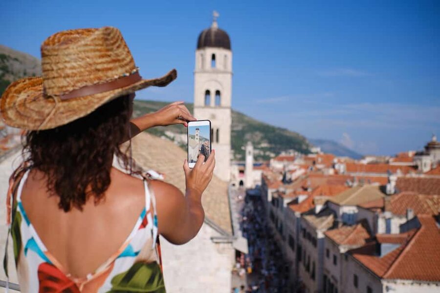 Dubrovnik: City Walls Tour for Early Birds & Sunset Chaser - The guides are a major part of the value