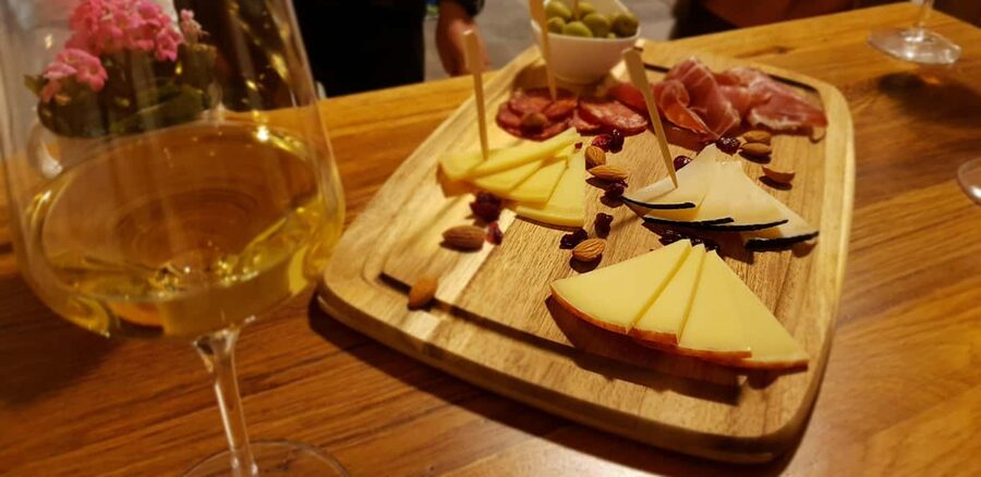 Dubrovnik: Croatian Food, Wine & Old Town Highlights Tour - What the guide adds to the experience