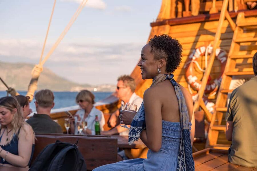 Dubrovnik: Galleon Sunset Cruise with a Live Guide & Drink - Finding the best view as the light changes
