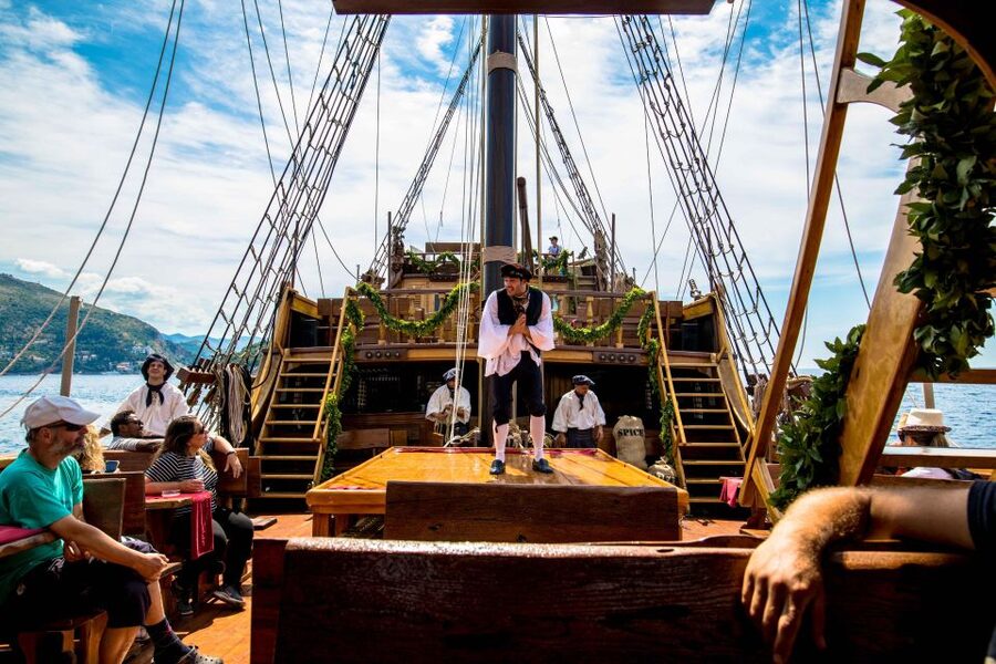 Dubrovnik: Galleon Sunset Cruise with a Live Guide & Drink - How the cruise compares with a regular sunset boat trip
