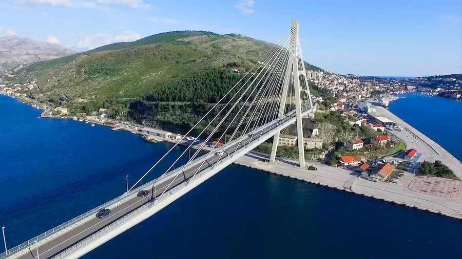 Dubrovnik: Guided Sightseeing Tour by Minivan - Guides, group size and the human side of the tour