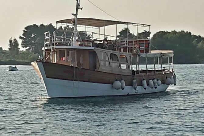 Dubrovnik Islands Boat Tour with Lunch and Unlimited Drinks - What the crew adds to the experience