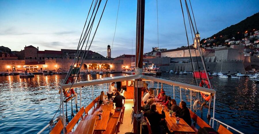 Dubrovnik: Old Town Cruise with Lunch - Finding the Slavija at the Old Port
