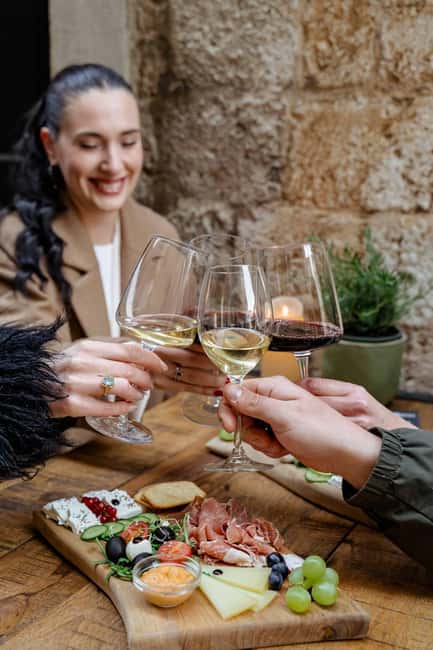 Dubrovnik Old Town: Night tour with History, Wine & Bites - Meeting at the Large Onofrio’s Fountain