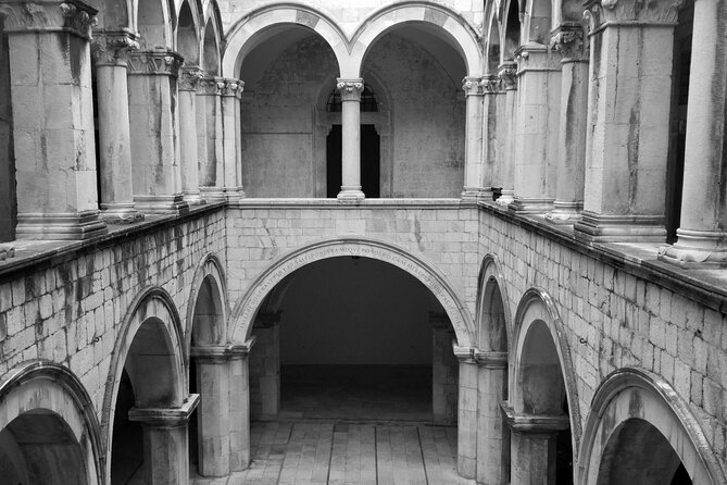 Dubrovnik Old Town: Small-Group Walking Tour With A Local - Orlando Column and Dubrovnik’s Jewish heritage