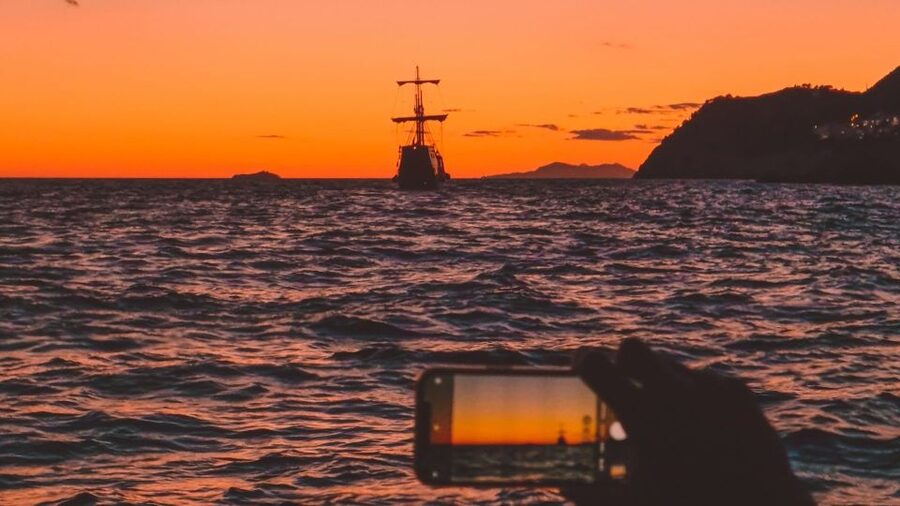 Dubrovnik: Private Boat Cruise at Sunset with Champagne - Seeing Dubrovnik’s walls from the sea