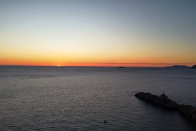Dubrovnik Romantic Sunset Boat Tour - Drinks, snacks, and the role of the skipper