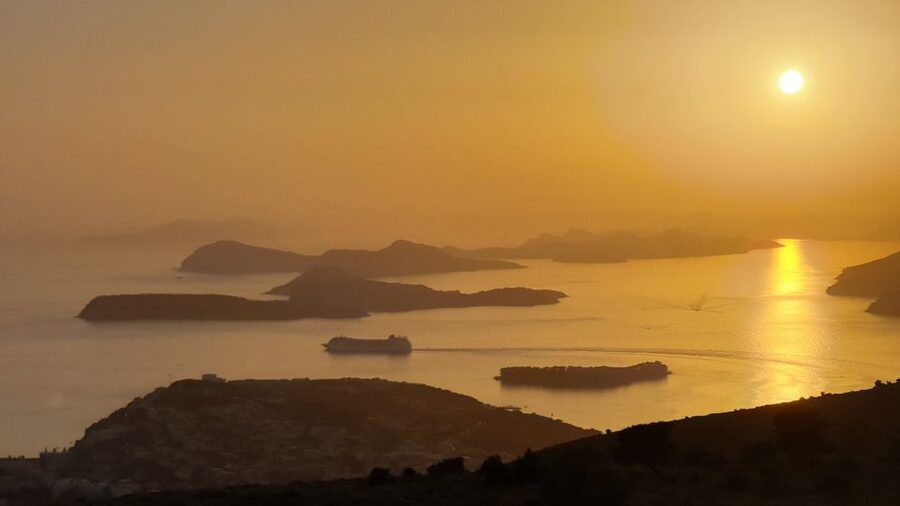 Dubrovnik: Sunset Panorama Tour with Glass of Wine - How the guide shapes the evening