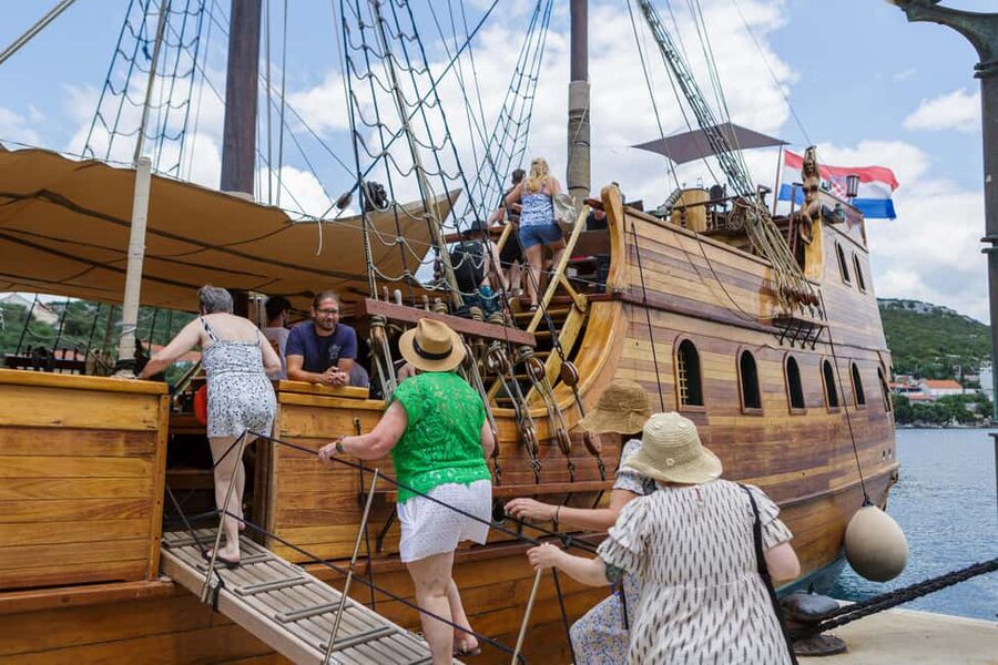 From Dubrovnik: Elaphiti Islands Galleon Cruise with Lunch - What the guides add to the sailing
