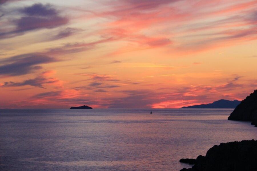 From Dubrovnik: Golden Hour Sunset Cruise with Free Drinks - Comfort, waves, and what to pack