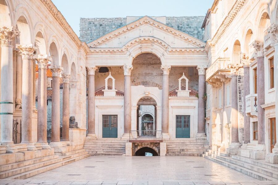 From Dubrovnik: Split Day Trip and City Tour with Transfers - How the guiding shapes the day