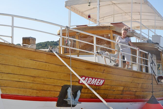 Island Hopping & City Walls Cruise with Food and Open Bar - Lunch on board, with wine and water included
