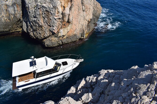 Private boat tour - caves, snorkeling, bays and beaches - Reaching the Blue Cave before the crowds