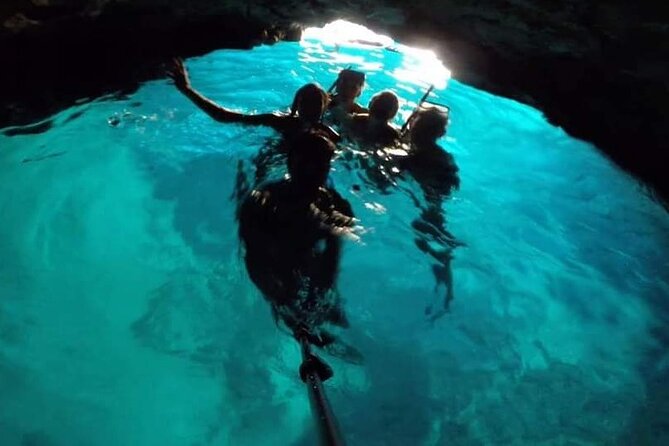 Private boat tour - caves, snorkeling, bays and beaches - How comfortable is the boat for eight people?