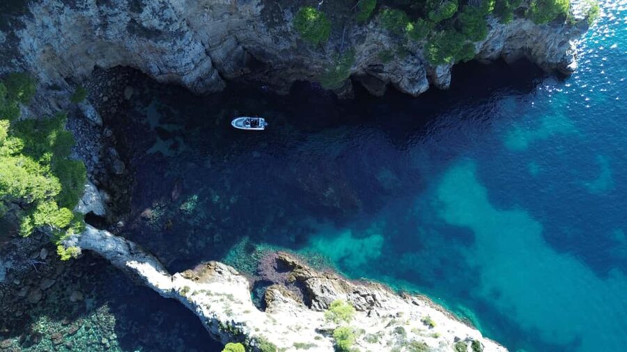 Private Boat Tour Tailor-Made 6h-All Inclusive - Swimming in clear water and using the onboard gear