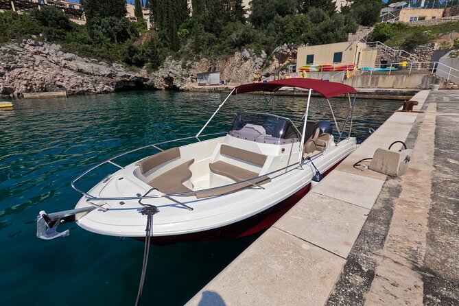 Private Speedboat Tour- Blue cave, sandy beaches and snorkelling - A closer look at the island route