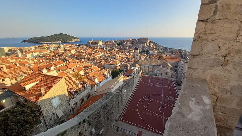 Sunset Wall Walk: 75-Minute Guided Tour & Free Exploration - The guide makes the history easier to remember