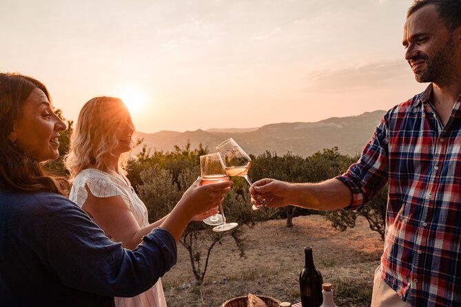 Sunset wine tasting in vineyard - What goes into the glass
