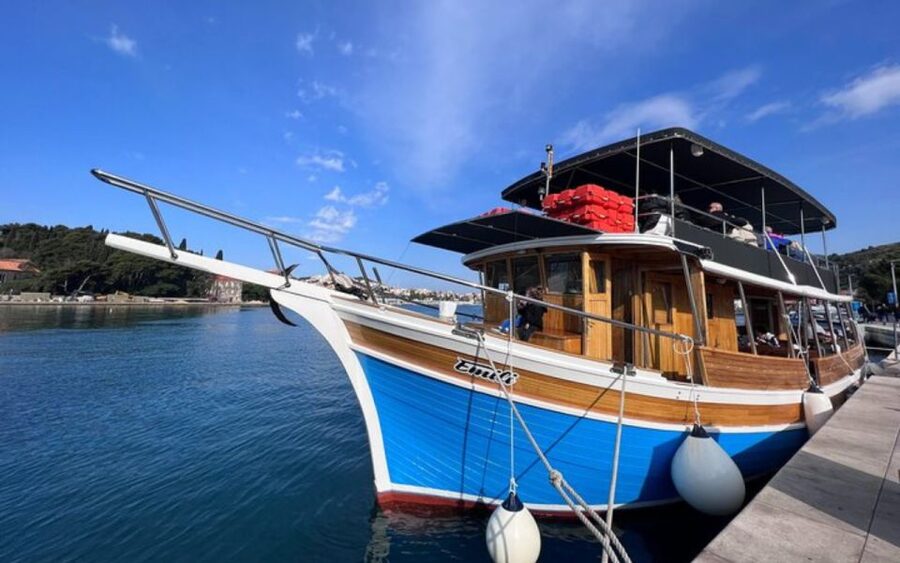 Three Island Boat Tour With Lunch - Leaving Dubrovnik aboard Emili